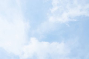 Gökyüzü ile dönüşümlü olarak hareket Gökyüzü mavidir.