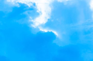 Gökyüzü ile dönüşümlü olarak hareket Gökyüzü mavidir.