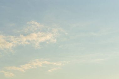 Mavi gökyüzü ve gökyüzünün bulutları dolu olduğunu.