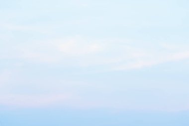  Öğleden sonra sırasında beyaz bulutlar ile mavi gökyüzü.