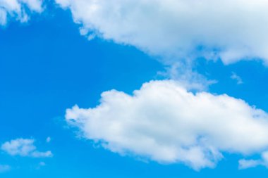 Beyaz bulut içinde elektronik bağlantı.