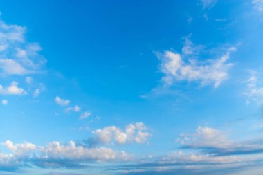 Bulut mavi zemin vardır.