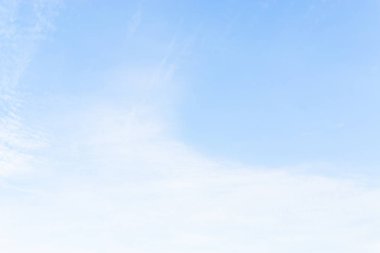 Her günün olayları ile mavi gökyüzünde beyaz bulutlar tahmin etmek zordur.