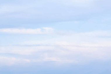  Öğleden sonra sırasında beyaz bulutlar ile mavi gökyüzü.