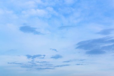 Mavi gökyüzü arka plan mavi gökyüzü fotoğrafları.