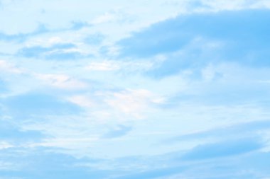 Gökyüzü beyaz bulutlar ile parlak.