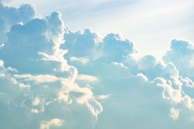 Rüzgar tarafından şeklinde küçük geç kış bulut.