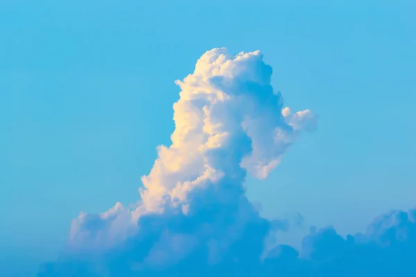 青い空と空が雲がいっぱい — ストック写真