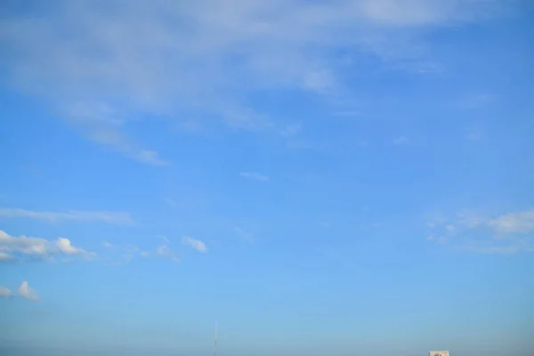 Fundo Azul Tem Algumas Nuvens — Fotografia de Stock