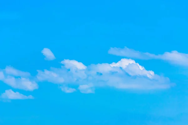 Her Günün Olayları Ile Mavi Gökyüzünde Beyaz Bulutlar Tahmin Etmek — Stok fotoğraf