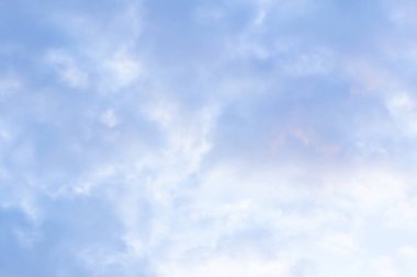 Fantastik yumuşak beyaz bulutlar Tayland mavi gökyüzü karşı..