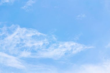 Fantastik yumuşak beyaz bulutlar Tayland mavi gökyüzü karşı..