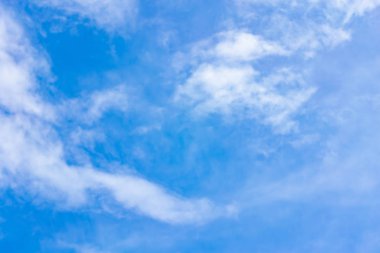 Fantastik yumuşak beyaz bulutlar Tayland mavi gökyüzü karşı..