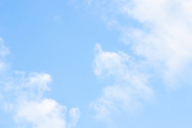 Fantastik yumuşak beyaz bulutlar Tayland mavi gökyüzü karşı..
