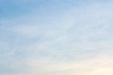 Fantastik yumuşak beyaz bulutlar Tayland mavi gökyüzü karşı..