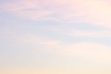 Fantastik yumuşak beyaz bulutlar Tayland mavi gökyüzü karşı..