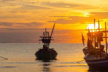 Sabah güneşiyle Denizde bir tekne.
