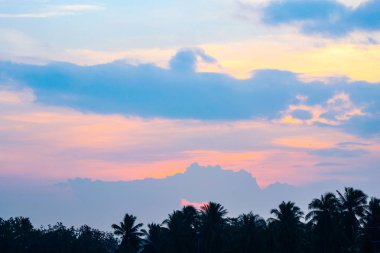 Güneş ışığı güzel yüzeyinde bulut gölgesi aracılığıyla parlar.