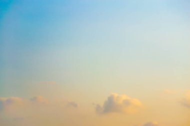 Mavi gökyüzü ve bulutlar ile sahne film için yer.