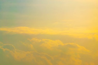 Mavi gökyüzü ve bulutlar ile sahne film için yer.