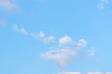 Beyaz bulut havadaki şeklini değiştir.