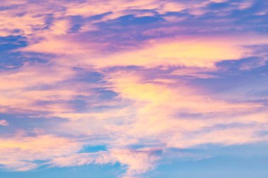 Bulutlar gökyüzü ve güneş yaz akşamı.