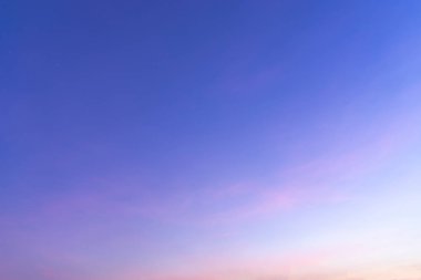 Beyaz bulut havadaki şeklini değiştir.