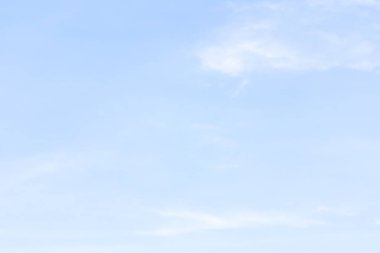 Beyaz bulut havadaki şeklini değiştir.