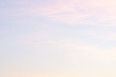 Beyaz bulut havadaki şeklini değiştir.