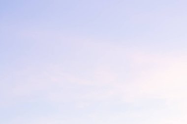 Beyaz bulut havadaki şeklini değiştir.