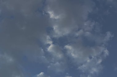 Beyaz bulut havadaki şeklini değiştir.