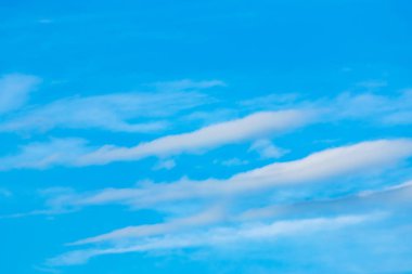 Beyaz bulut havadaki şeklini değiştir.