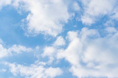 Beyaz bulut havadaki şeklini değiştir.