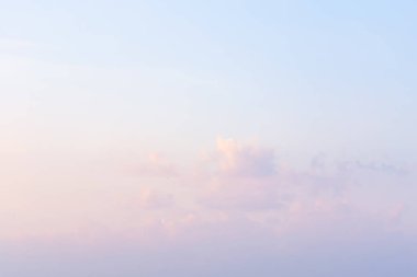 Beyaz bulut havadaki şeklini değiştir.