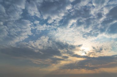 Beyaz bulut havadaki şeklini değiştir.