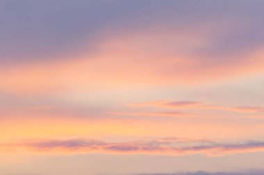 Gökyüzü güneşli bir günde gökyüzünde yüzen.