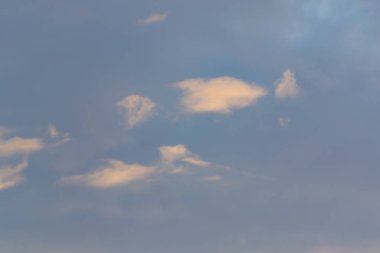 mavi ve gökyüzü bulut ile.