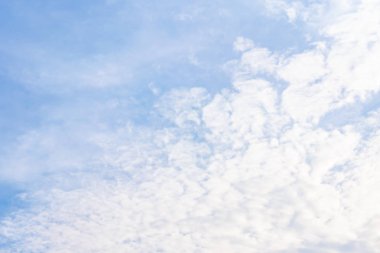 mavi ve gökyüzü bulut ile.