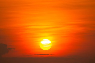 Altın ışık parlıyor gökyüzünde.