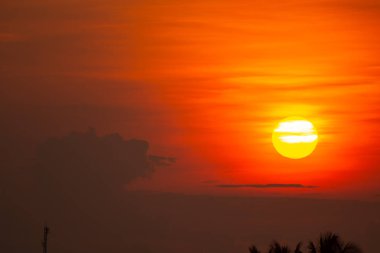 Altın ışık parlıyor gökyüzünde.