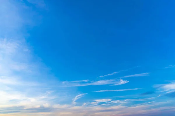 การเปล ยนแปลงของร างของเมฆส ขาวในอากาศ — ภาพถ่ายสต็อก
