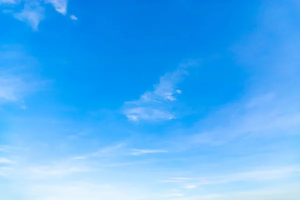 空気に白い雲の形の変化 — ストック写真