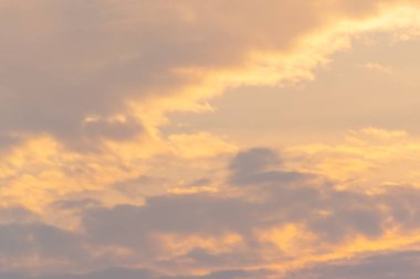 Renkli gökyüzü gördüğüm günü.