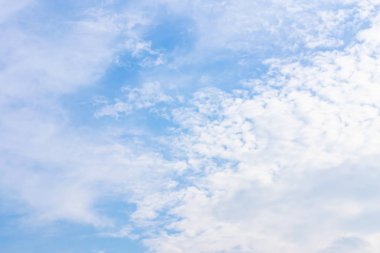 Bulutlar şekil ve hareketi değiştirecek şekilde şekillenir..