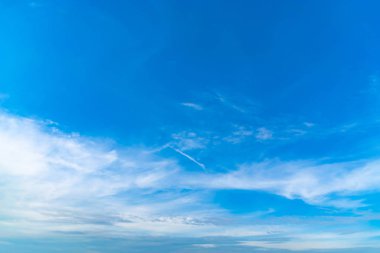 Bulutlar şekil ve hareketi değiştirecek şekilde şekillenir..