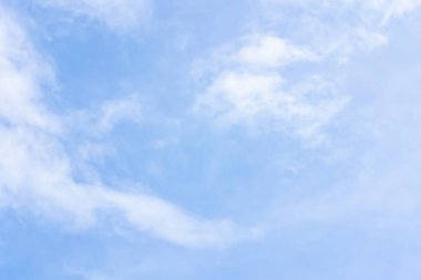 Bulutlar şekil ve hareketi değiştirecek şekilde şekillenir..