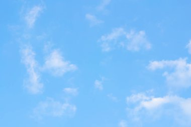 Bulutlar şekil ve hareketi değiştirecek şekilde şekillenir..