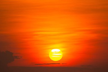 Altın ışık parlıyor gökyüzünde.