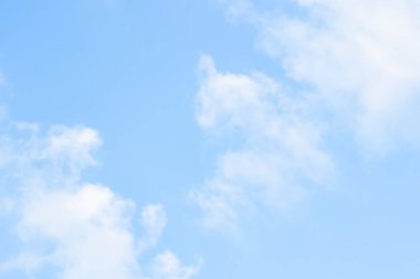 Bulutlar şekil ve hareketi değiştirecek şekilde şekillenir..