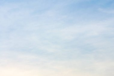 Bulutlar şekil ve hareketi değiştirecek şekilde şekillenir..